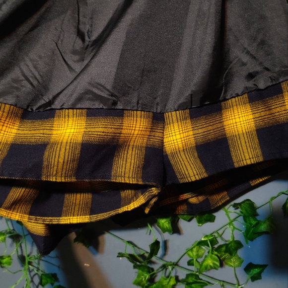 Plaid Juniors Black and yellow Skort. - Picture 3 of 5